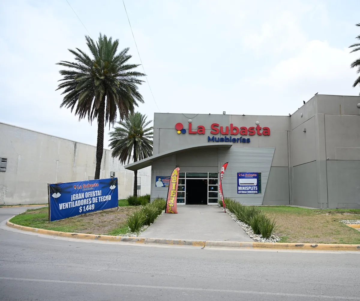 Fachada de La Subasta Mueblerías en Apodaca, sobre Av. Miguel Alemán