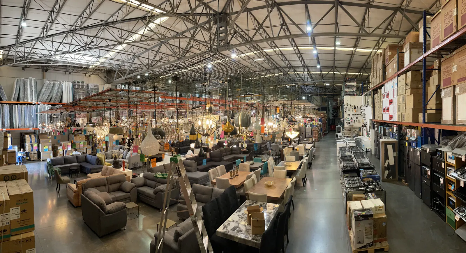 Interior de La Subasta Mueblerías Apodaca con salas, comedores, lámparas y electrodomésticos