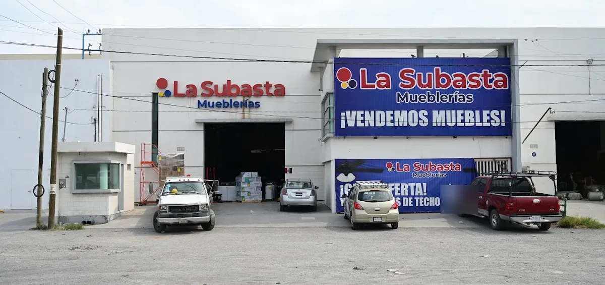 Fachada de La Subasta Mueblerías en Santa Catarina, sobre Av. Luis Donaldo Colosio 216