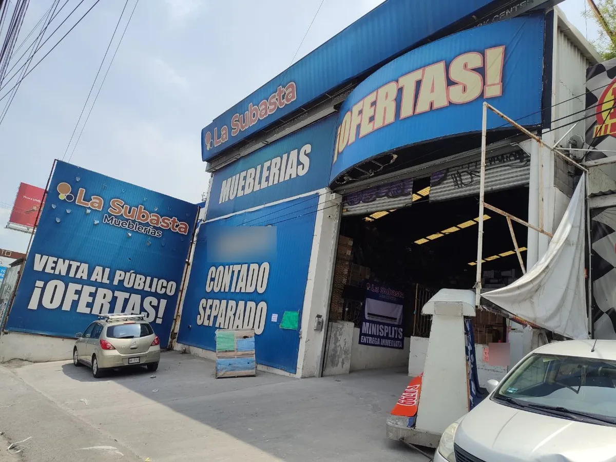 Fachada de La Subasta Mueblerías en Monterrey, sobre Av. Eugenio Garza Sada 4841