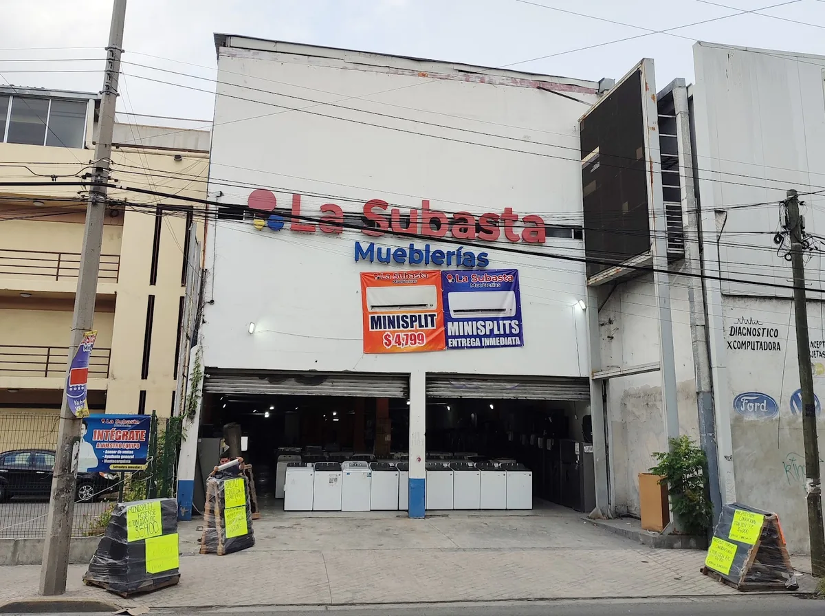 Fachada de La Subasta Mueblerías en el Centro de Guadalupe, sobre Av. Benito Juárez