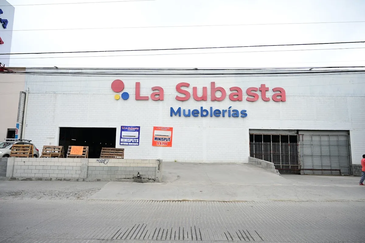 Fachada de La Subasta Mueblerías en Juárez, sobre Av. Teófilo Salinas Garza