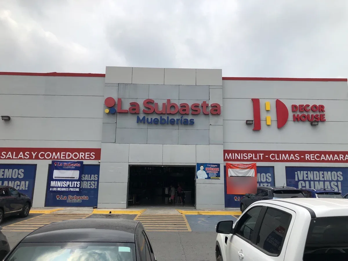 Fachada de La Subasta Mueblerías en La Fe, San Nicolás de los Garza, esquina Patagonia y Av. Acapulco