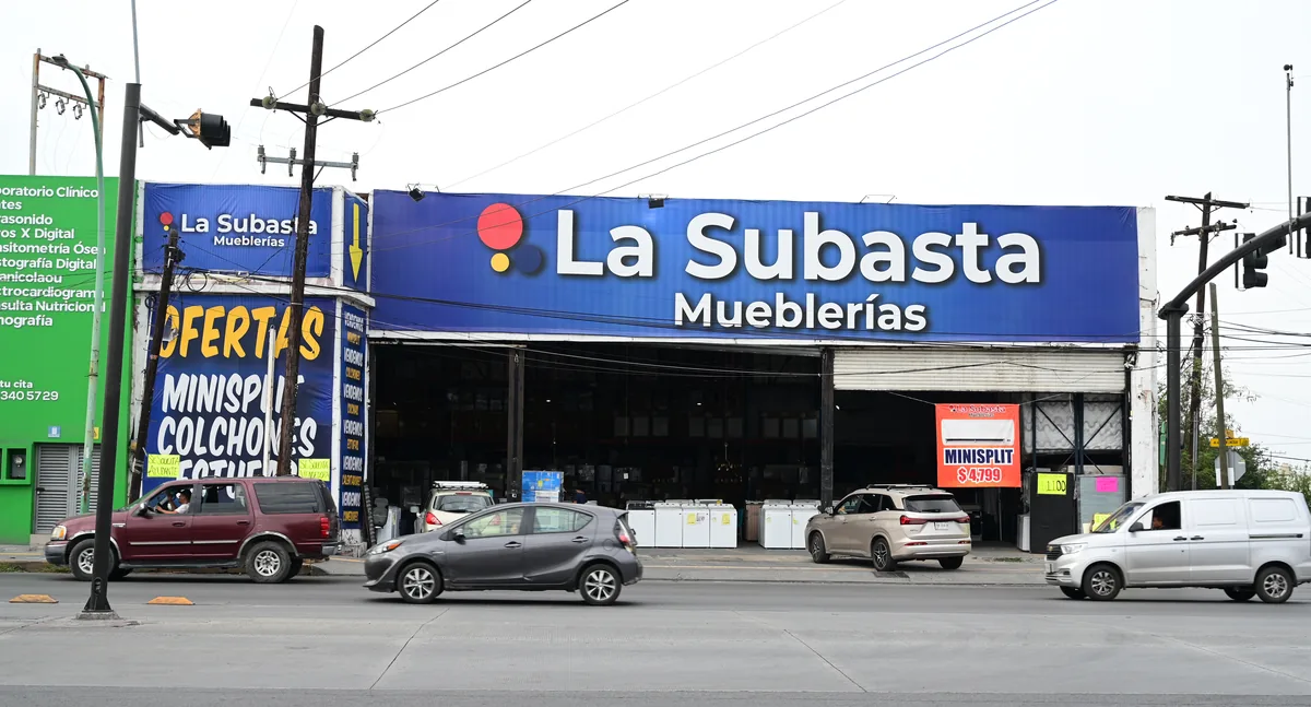 Fachada de La Subasta Mueblerías en Monterrey, sobre Av. Abraham Lincoln