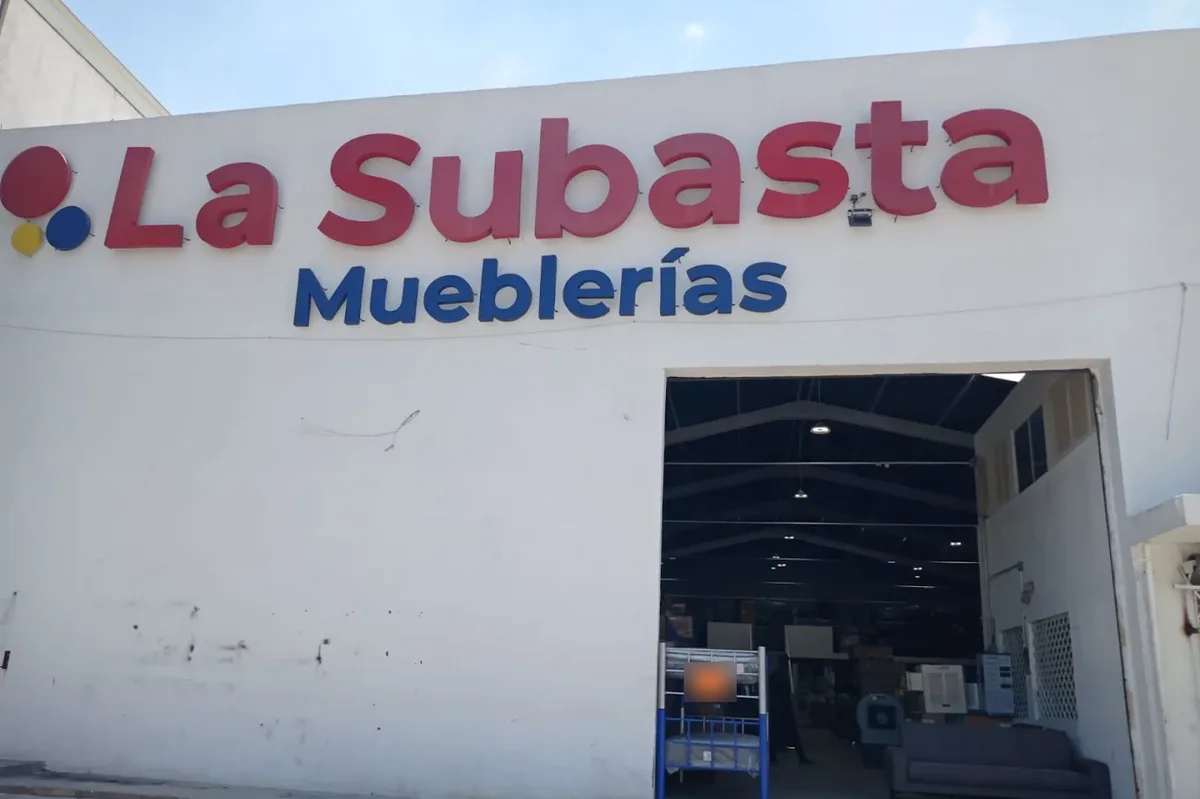 Fachada de La Subasta Mueblerías en Monterrey, sobre Av. Ignacio Morones Prieto 250