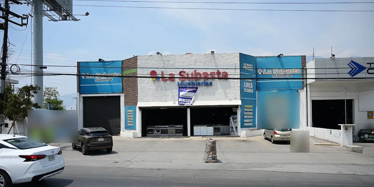 Fachada de La Subasta Mueblerías en Santa Catarina, Av. Manuel Ordóñez 1317