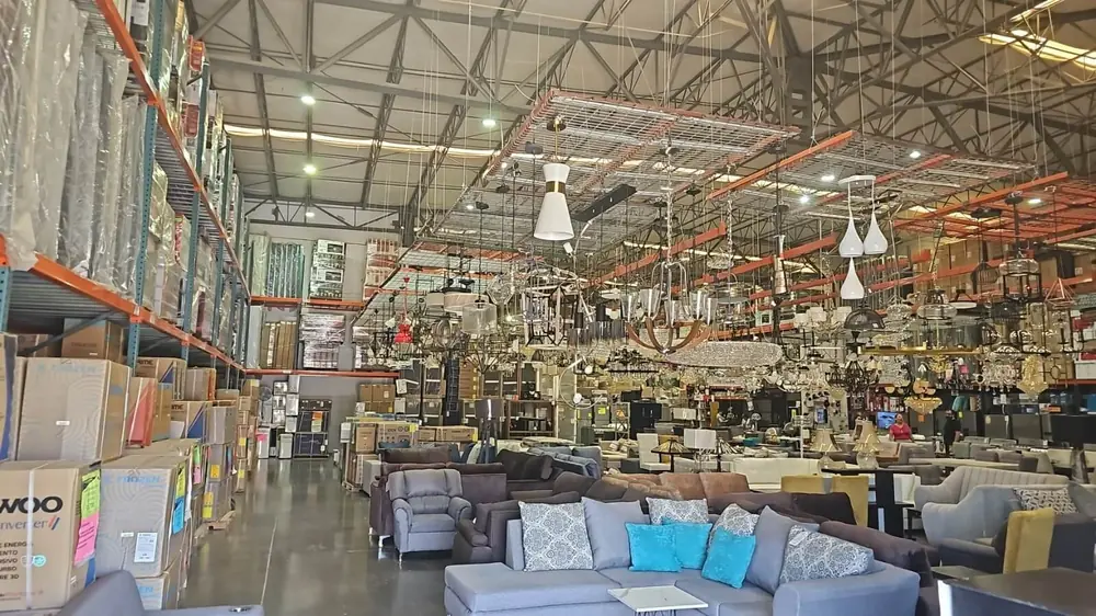 Showroom de La Subasta Mueblerías con salas, comedores y electrodomésticos